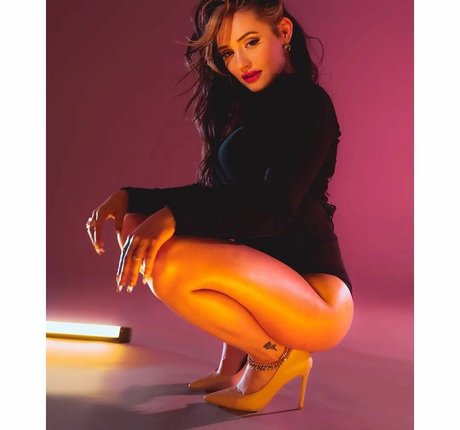 Mae Welsch sexy galerie