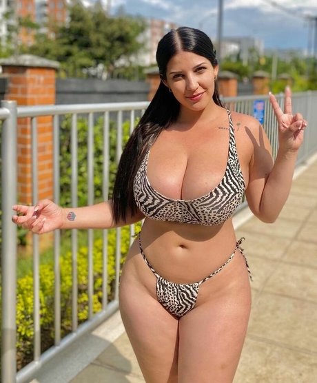 Yoselin castiillo model sexy bild