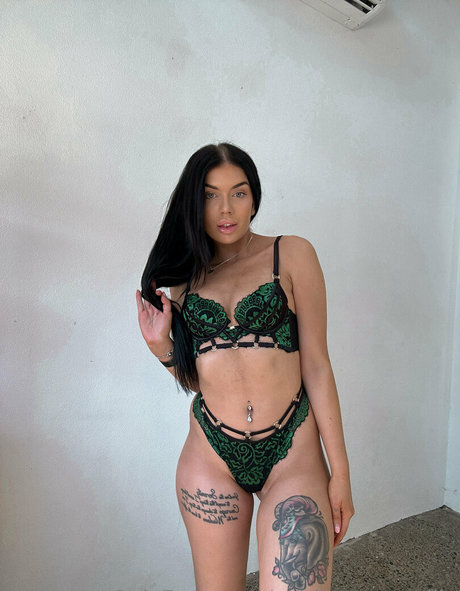 Caitlin McConville hübsche erwachsene fotos