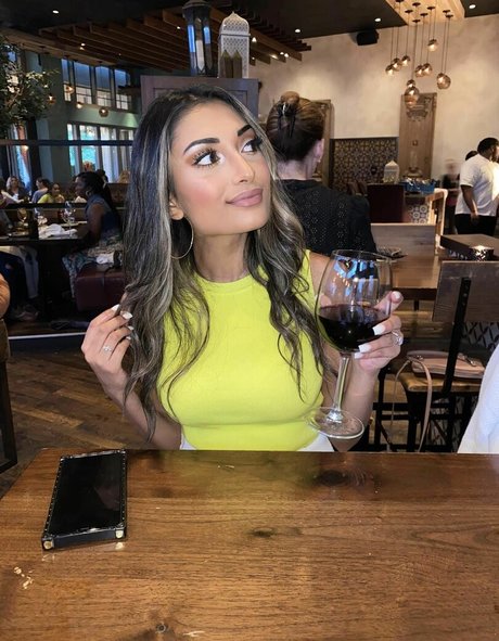 Zia Natasha Lehman sexy top fotos