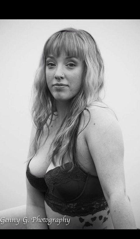 HotwifeAly erotische sexy bild