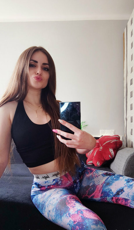 zierliche brünette nur fans erotische freie foto