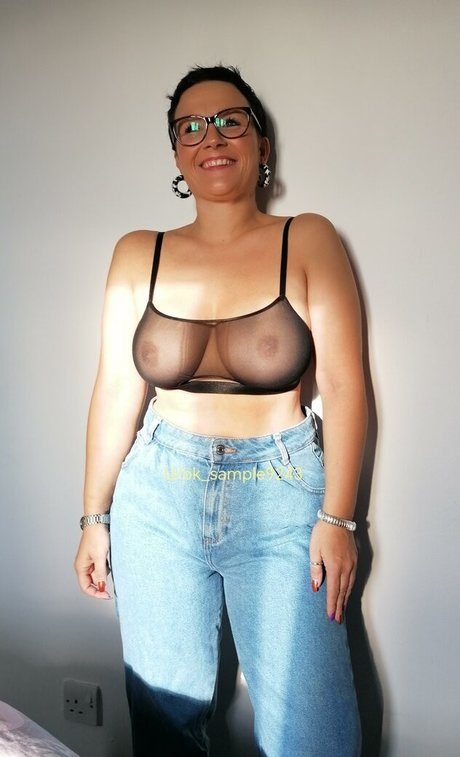 Tiny With Tits perfekte nackten bild