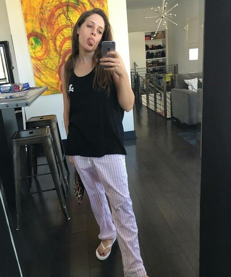 Carly Chaikin kostenlose schöne bilder