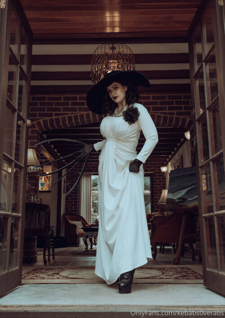 Lady Dimitrescu schöne heiße galerien