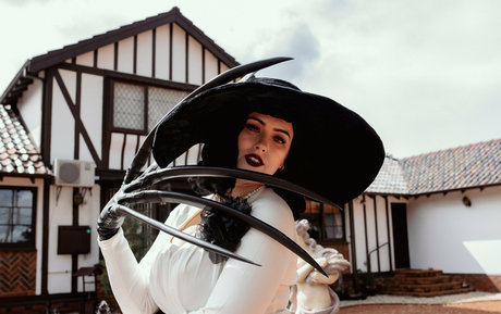 Lady Dimitrescu top erwachsene bild