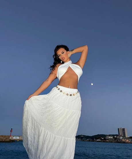 Isabella Evans nackt top foto