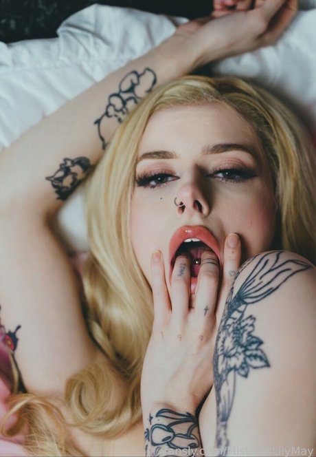 MistressLilyMay kunst nackt bild