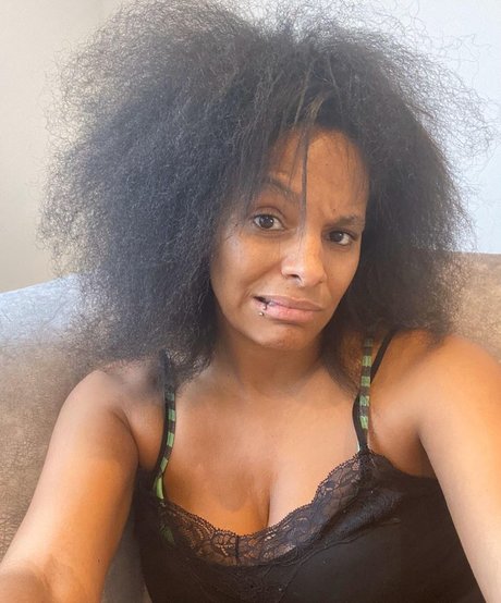 Lucy Hedges kunst nackten galerie