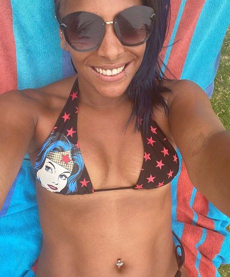 Lucy Hedges exklusive nackt fotos