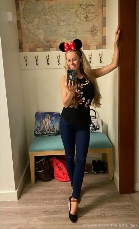 the anita dark model nackte bild