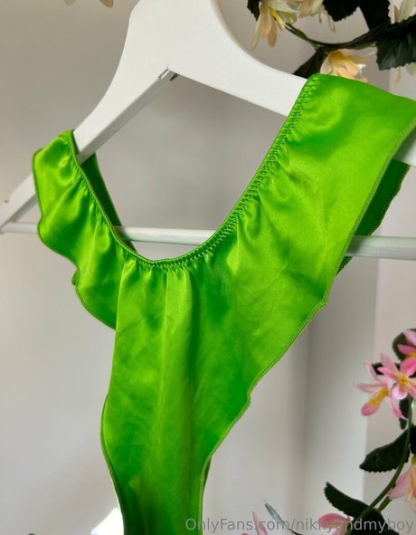 petitenikky pornostar exklusive bild