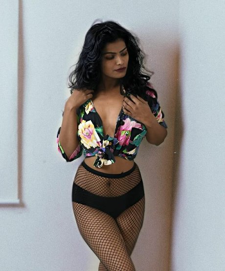 Nidhi Goel kunst nackten archiv