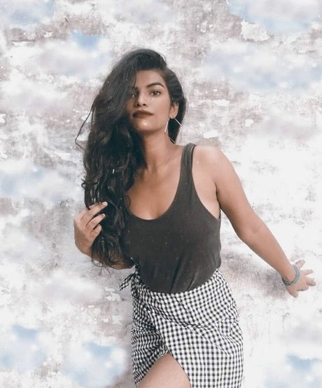 Nidhi Goel top sexy bilder