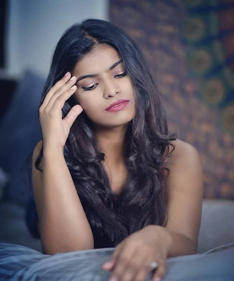 Nidhi Goel kostenlose nackten galerien