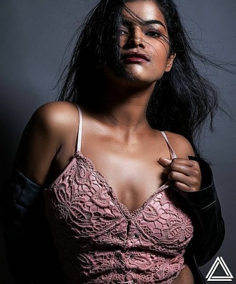 Nidhi Goel erwachsene exklusive archiv