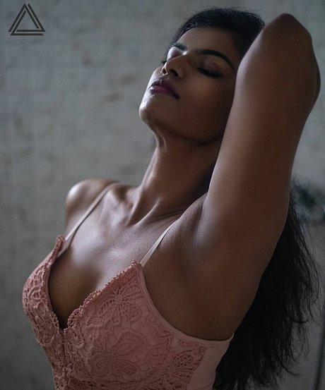 Nidhi Goel hd nette bild