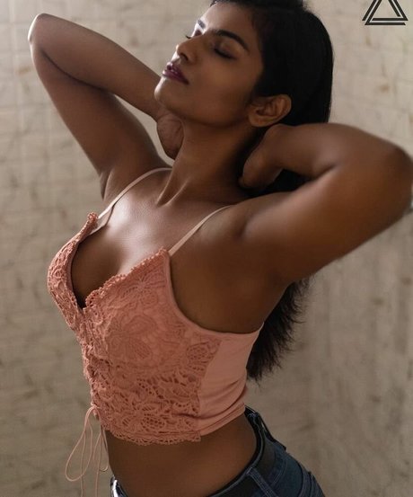 Nidhi Goel sexy nackten foto
