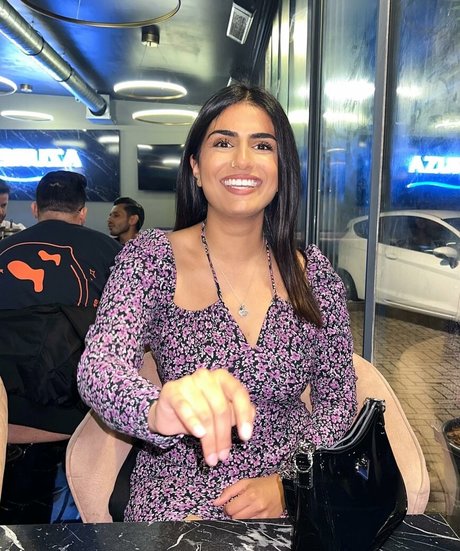 Tindy Kaur kunst sexy foto