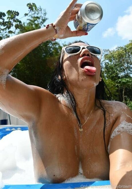 Emillybrowm model xxx foto