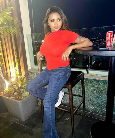 Elakkiya Rajendran erwachsene schöne foto