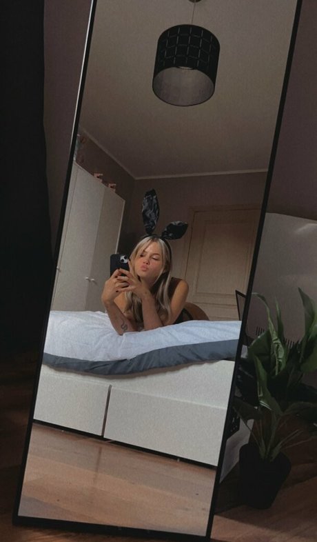 Lil Lau schauspielerin akt fotos