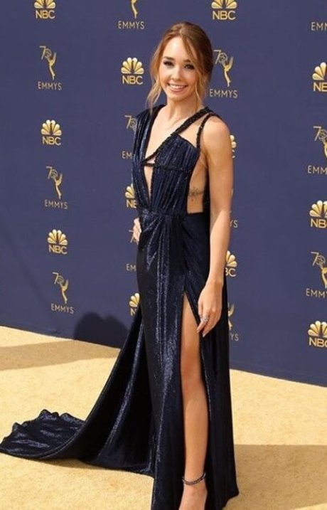 Holly Taylor heiße bilder