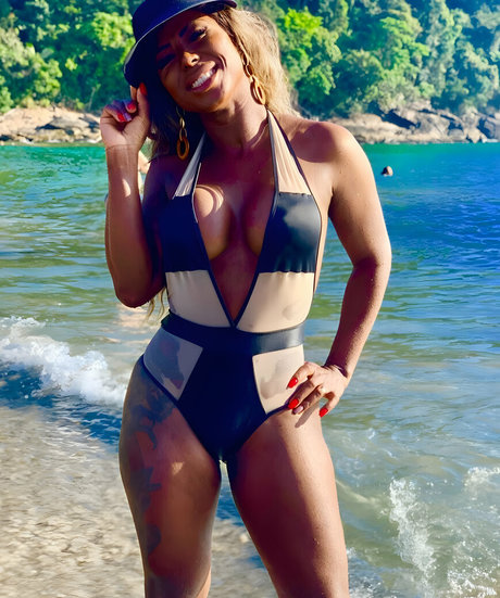 Adelia Soares sexy nackten galerie