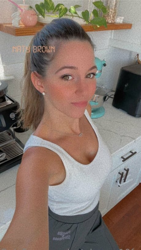 naty brown10 model hd bilder