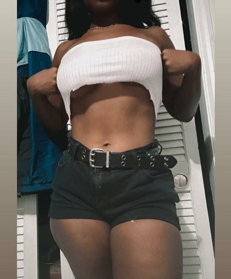 Niyahmoeye top sexy fotos