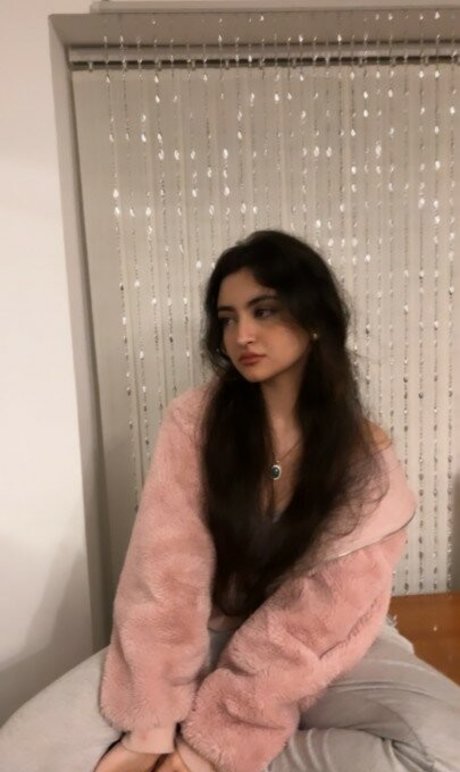 Ghidaa porno erotische bild