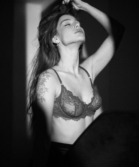 Milana Vino model schöne galerien