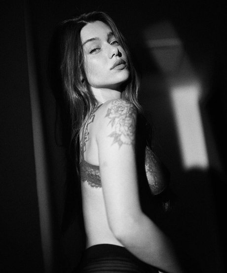 Milana Vino schöne nackt fotos