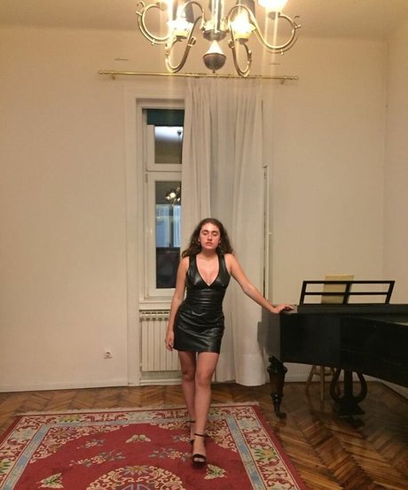 Rachel Sennott model nackt foto