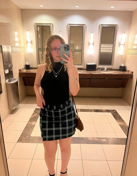 Lilly in bloom schöne nacktheit bilder