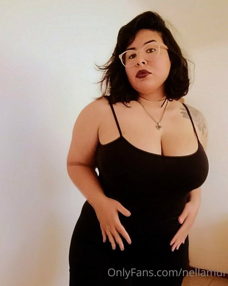 nellamur model akt bild