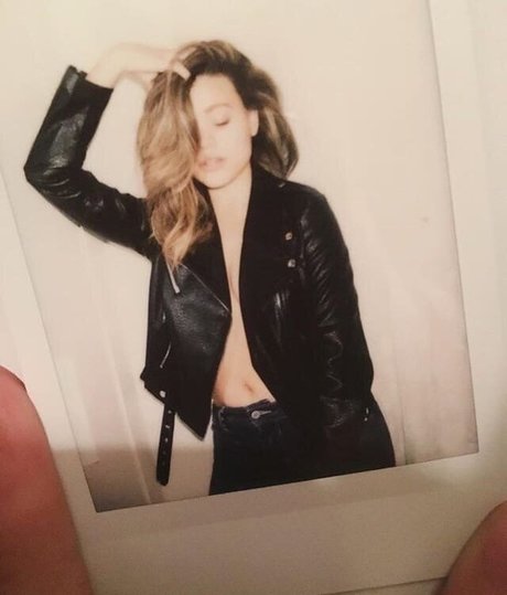 Sarah Jeffery porno perfekte fotos