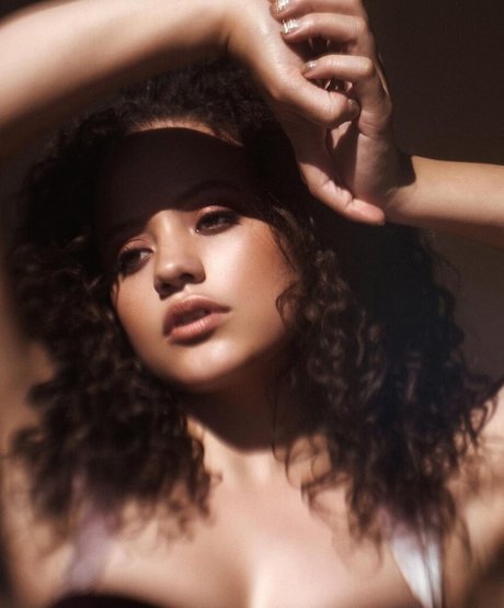 Sarah Jeffery xxx top fotos