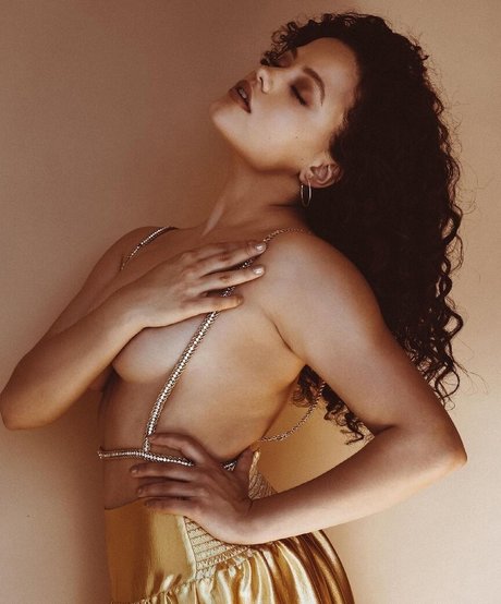 Sarah Jeffery sexy perfekte bild