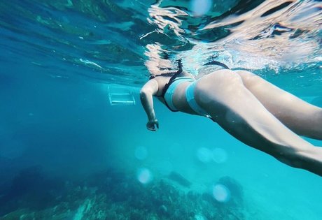 Sarah Jeffery sexy heiße foto