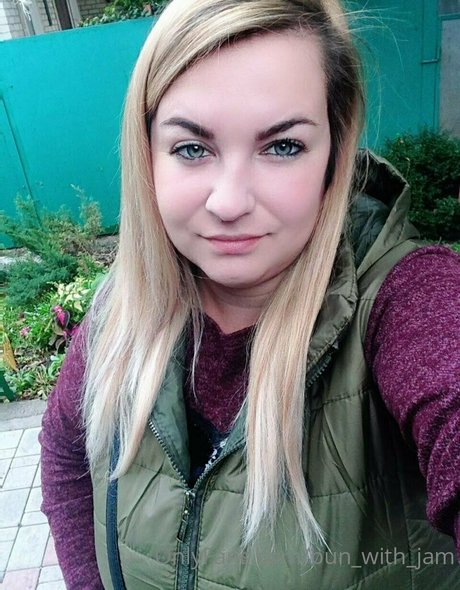 bun with jam model sexy bild