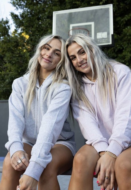 Cavinder Twins porno hd bilder