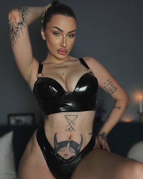 LaReinaMalvadaa erwachsene top bild