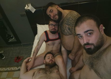 bear throuple sexy exklusive galerien
