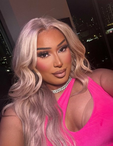 Alexistheedoll pornographische pornostar bilder