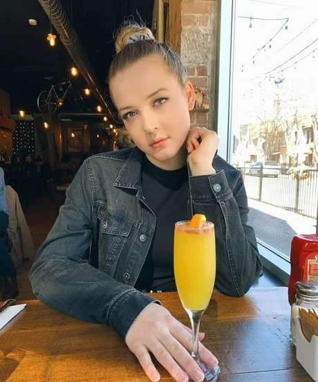 Maya V Henry sexy erwachsene bilder