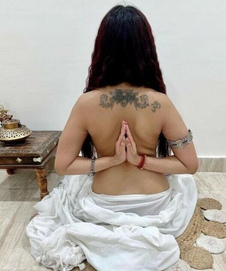 Nidhi Chaudhary Bilder