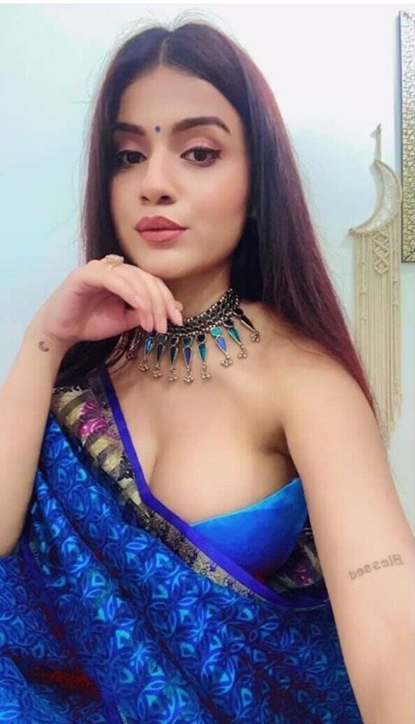 Nidhi Chaudhary top erotische bild