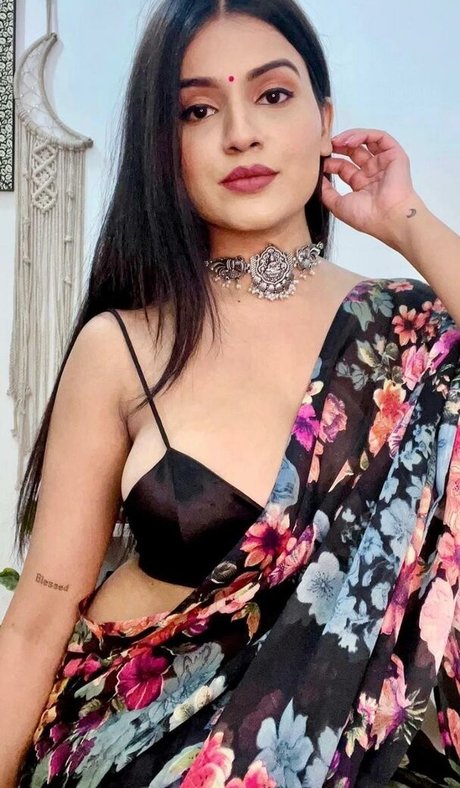 Nidhi Chaudhary sexy heiße bild