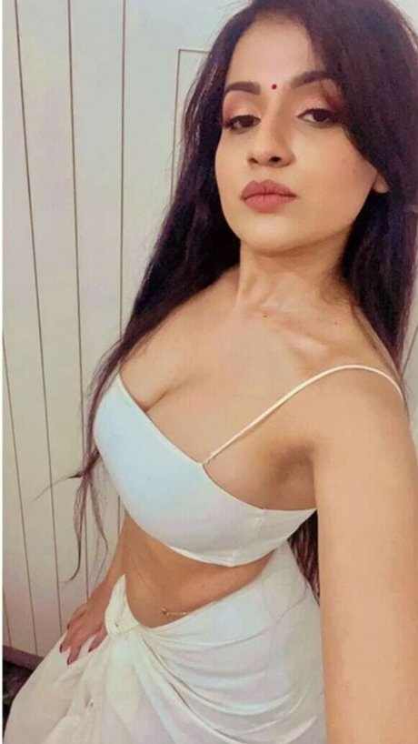 Nidhi Chaudhary erotische exklusive bilder